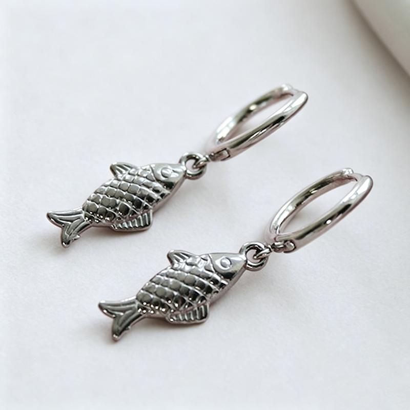 Dainty Textured Fish Pendant H - Charm Necklace Dainty บทวิจารณ์และราคา