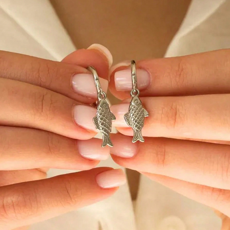Dainty Textured Fish Pendant H - Charm Necklace Dainty บทวิจารณ์และราคา
